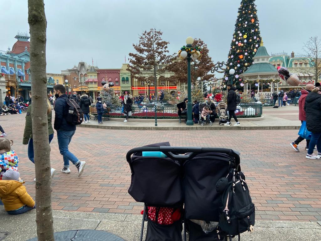 De kinderen wachten in hun buggy's, die strategisch aan de stoeprand zijn geparkeerd om een goede plek voor de parade te bemachtigen.