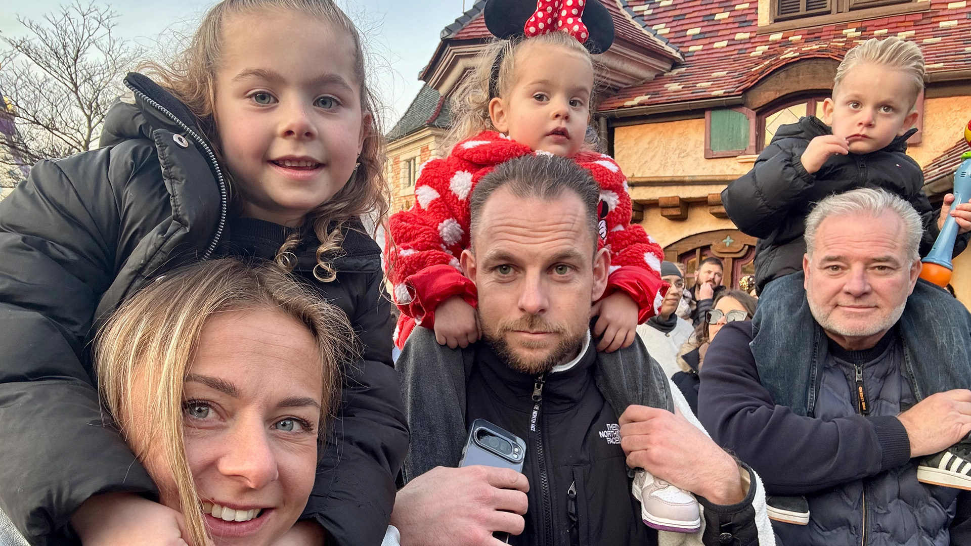 Foto van blije mensen die naar de parade kijken in Disneyland Parijs
